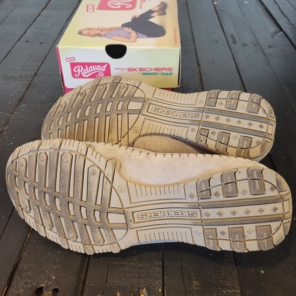 Skechers Memory Foam Grey Taupe Greige Loafers Women's 7.5 Relaxed Fit Suede Box - Picture 8 of 8